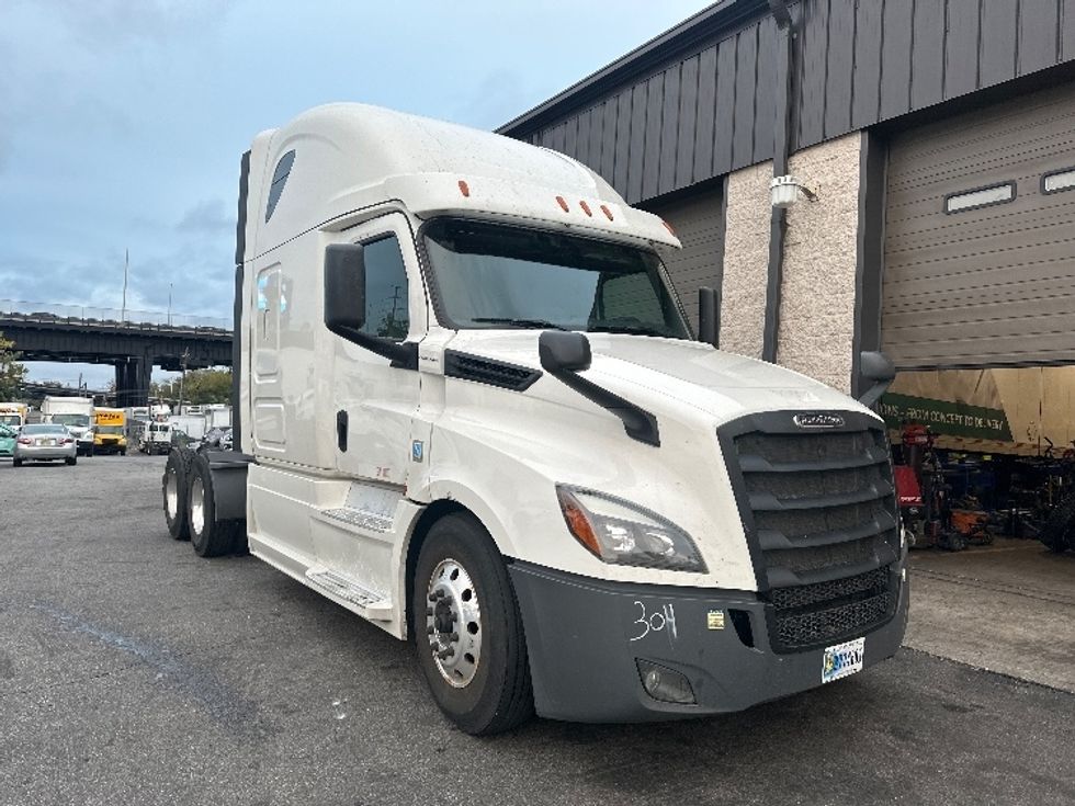 Sleeper Tractor-Heavy Duty Tractors-Freightliner-2020-T12664ST-North Bergen-NJ-533,738\n\t\tmiles-$ 56,750 - Image 1