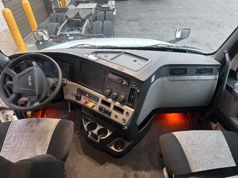 Sleeper Tractor-Heavy Duty Tractors-Freightliner-2020-T12664ST-North Bergen-NJ-533,738\n\t\tmiles-$ 56,750 - Image 12