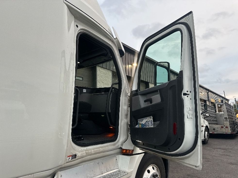 Sleeper Tractor-Heavy Duty Tractors-Freightliner-2020-T12664ST-North Bergen-NJ-533,738\n\t\tmiles-$ 56,750 - Image 13