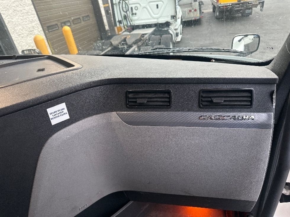 Sleeper Tractor-Heavy Duty Tractors-Freightliner-2020-T12664ST-North Bergen-NJ-533,738\n\t\tmiles-$ 56,750 - Image 14