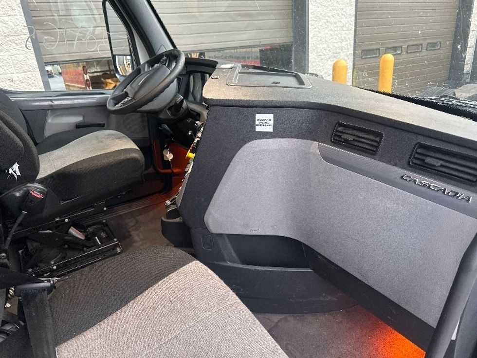 Sleeper Tractor-Heavy Duty Tractors-Freightliner-2020-T12664ST-North Bergen-NJ-533,738\n\t\tmiles-$ 56,750 - Image 15