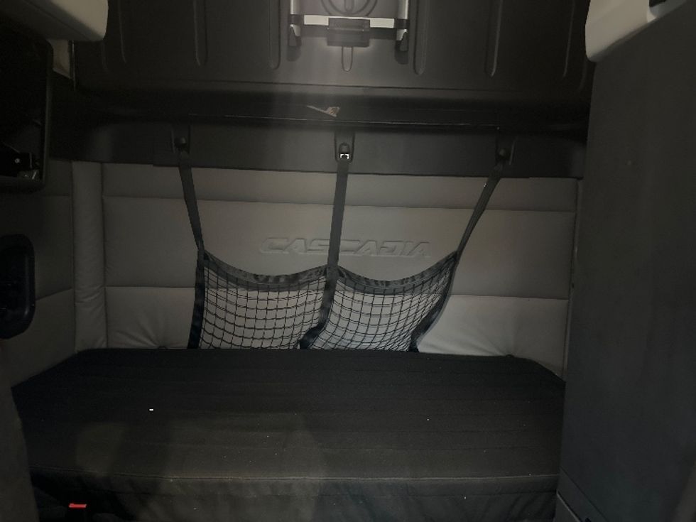 Sleeper Tractor-Heavy Duty Tractors-Freightliner-2020-T12664ST-North Bergen-NJ-533,738\n\t\tmiles-$ 56,750 - Image 16