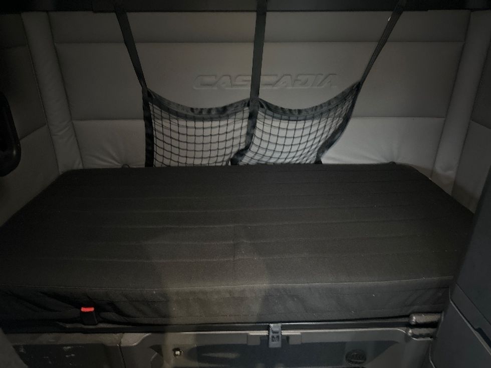 Sleeper Tractor-Heavy Duty Tractors-Freightliner-2020-T12664ST-North Bergen-NJ-533,738\n\t\tmiles-$ 56,750 - Image 17