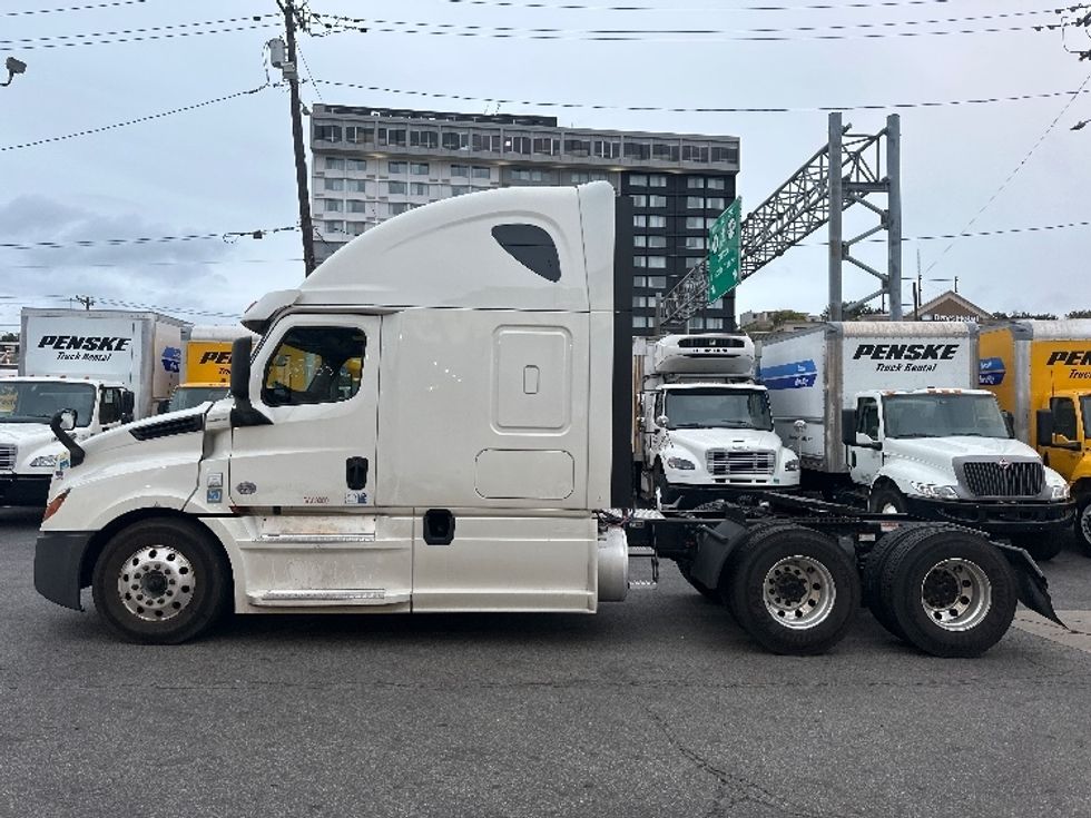 Sleeper Tractor-Heavy Duty Tractors-Freightliner-2020-T12664ST-North Bergen-NJ-533,738\n\t\tmiles-$ 56,750 - Image 4