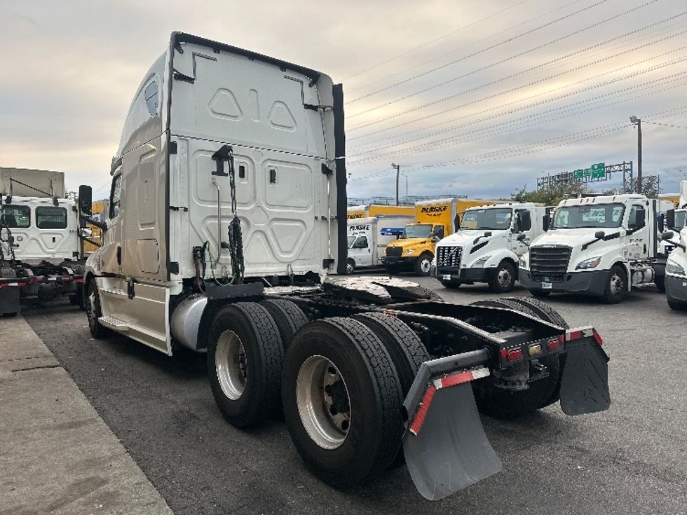 Sleeper Tractor-Heavy Duty Tractors-Freightliner-2020-T12664ST-North Bergen-NJ-533,738\n\t\tmiles-$ 56,750 - Image 5