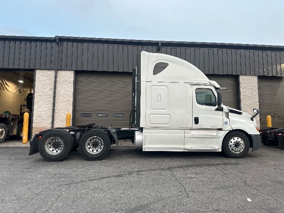 Sleeper Tractor-Heavy Duty Tractors-Freightliner-2020-T12664ST-North Bergen-NJ-533,738\n\t\tmiles-$ 56,750 - Image 8