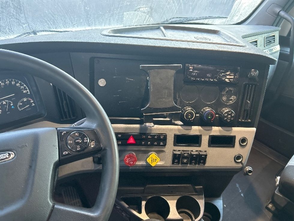 Sleeper Tractor-Heavy Duty Tractors-Freightliner-2020-T12664ST-North Bergen-NJ-537,501\n\t\tmiles-$ 52,500 - Image 12