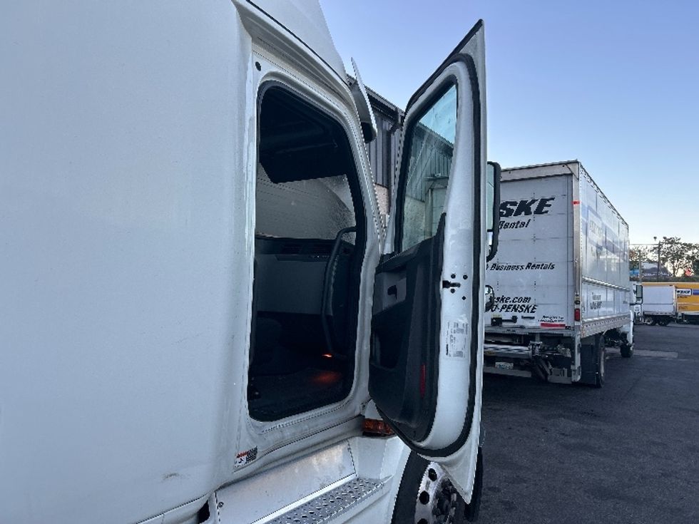 Sleeper Tractor-Heavy Duty Tractors-Freightliner-2020-T12664ST-North Bergen-NJ-537,501\n\t\tmiles-$ 52,500 - Image 13