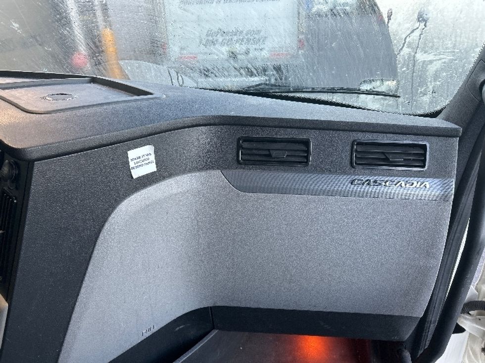 Sleeper Tractor-Heavy Duty Tractors-Freightliner-2020-T12664ST-North Bergen-NJ-537,501\n\t\tmiles-$ 52,500 - Image 14