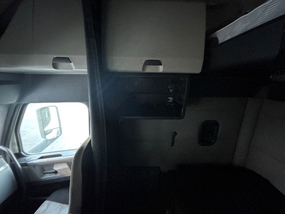 Sleeper Tractor-Heavy Duty Tractors-Freightliner-2020-T12664ST-North Bergen-NJ-537,501\n\t\tmiles-$ 52,500 - Image 19