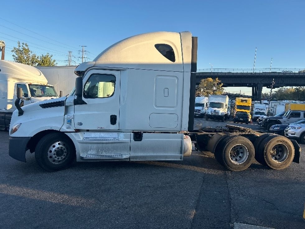 Sleeper Tractor-Heavy Duty Tractors-Freightliner-2020-T12664ST-North Bergen-NJ-537,501\n\t\tmiles-$ 52,500 - Image 4