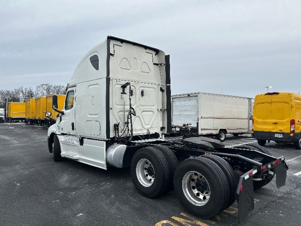 Sleeper Tractor-Heavy Duty Tractors-Freightliner-2020-T12664ST-North Bergen-NJ-537,501\n\t\tmiles-$ 52,500 - Image 5