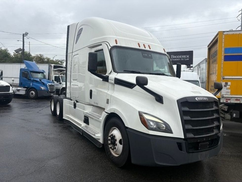 Sleeper Tractor-Heavy Duty Tractors-Freightliner-2020-T12664ST-North Bergen-NJ-553,273\n\t\tmiles-$ 53,250 - Image 1