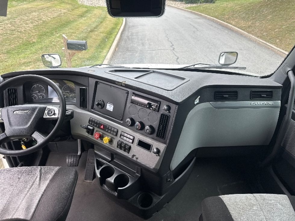 Sleeper Tractor-Heavy Duty Tractors-Freightliner-2020-T12664ST-North Bergen-NJ-553,273\n\t\tmiles-$ 53,250 - Image 12