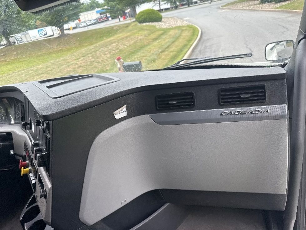 Sleeper Tractor-Heavy Duty Tractors-Freightliner-2020-T12664ST-North Bergen-NJ-553,273\n\t\tmiles-$ 53,250 - Image 14