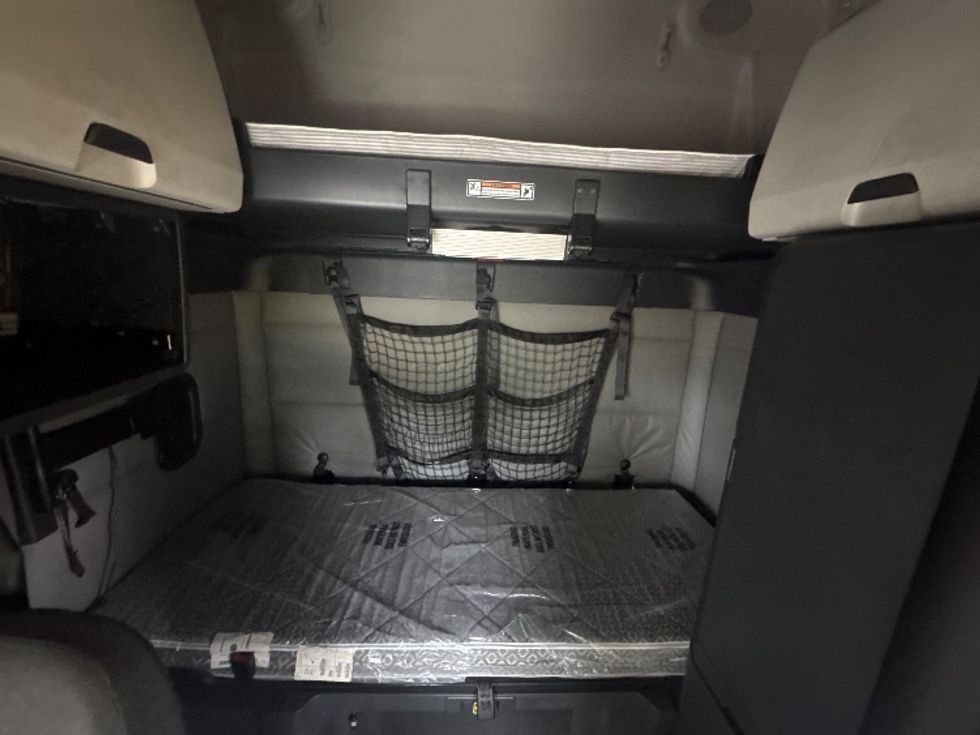 Sleeper Tractor-Heavy Duty Tractors-Freightliner-2020-T12664ST-North Bergen-NJ-553,273\n\t\tmiles-$ 53,250 - Image 16