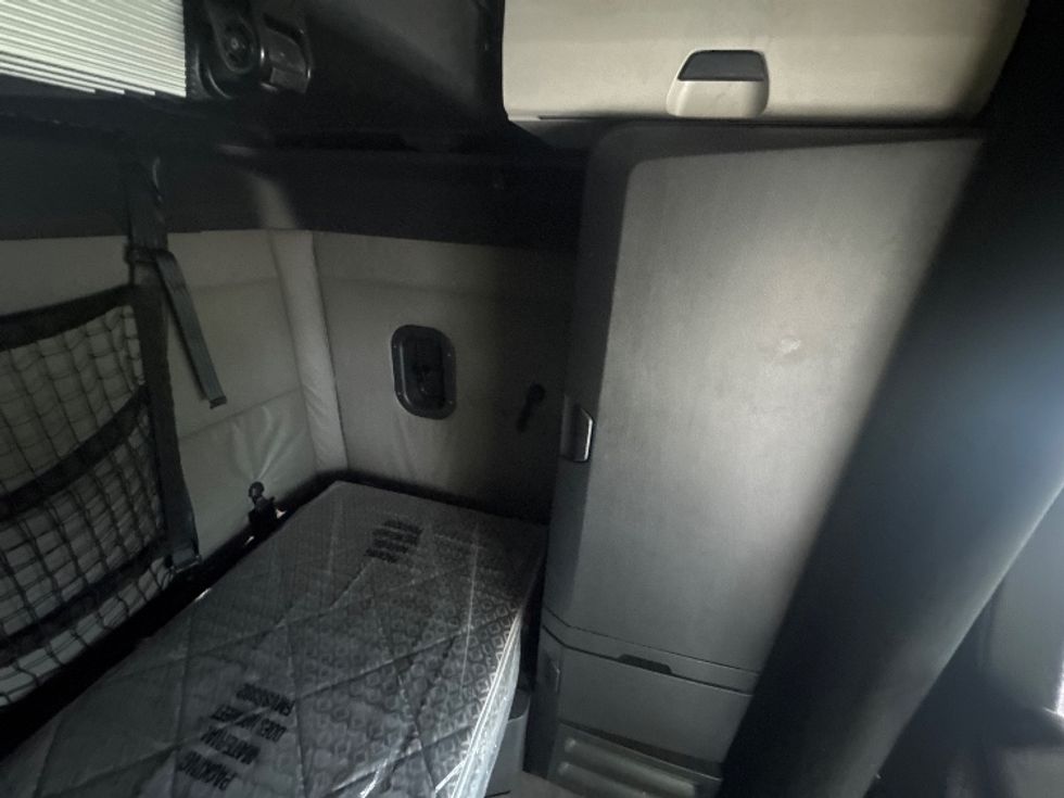 Sleeper Tractor-Heavy Duty Tractors-Freightliner-2020-T12664ST-North Bergen-NJ-553,273\n\t\tmiles-$ 53,250 - Image 18