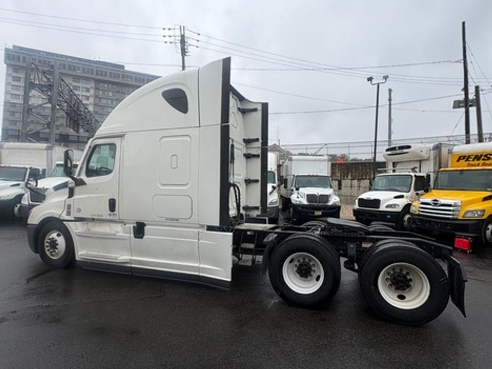 Sleeper Tractor-Heavy Duty Tractors-Freightliner-2020-T12664ST-North Bergen-NJ-553,273\n\t\tmiles-$ 53,250 - Image 4