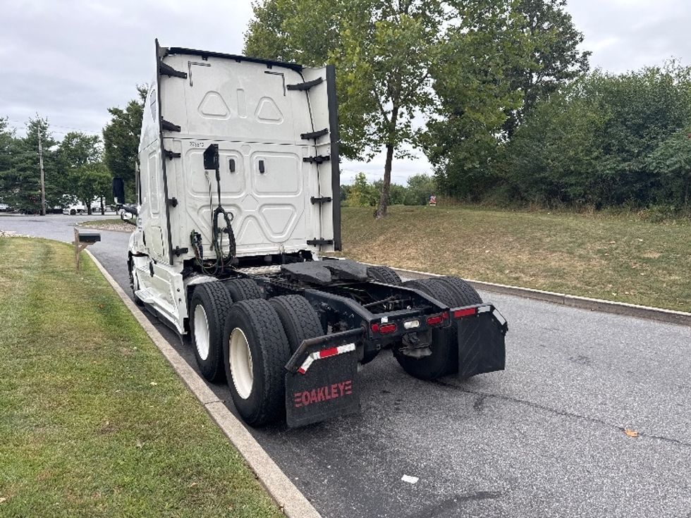 Sleeper Tractor-Heavy Duty Tractors-Freightliner-2020-T12664ST-North Bergen-NJ-553,273\n\t\tmiles-$ 53,250 - Image 5