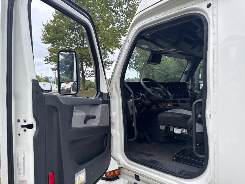 Sleeper Tractor-Heavy Duty Tractors-Freightliner-2020-T12664ST-North Bergen-NJ-553,273\n\t\tmiles-$ 53,250 - Image 9