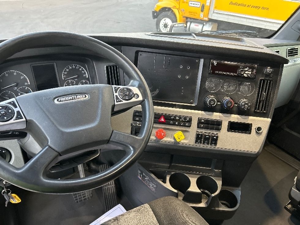 Sleeper Tractor-Heavy Duty Tractors-Freightliner-2020-T12664ST-North Las Vegas-NV-516,816\n\t\tmiles-$ 65,750 - Image 11