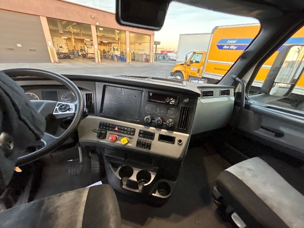 Sleeper Tractor-Heavy Duty Tractors-Freightliner-2020-T12664ST-North Las Vegas-NV-516,816\n\t\tmiles-$ 65,750 - Image 12