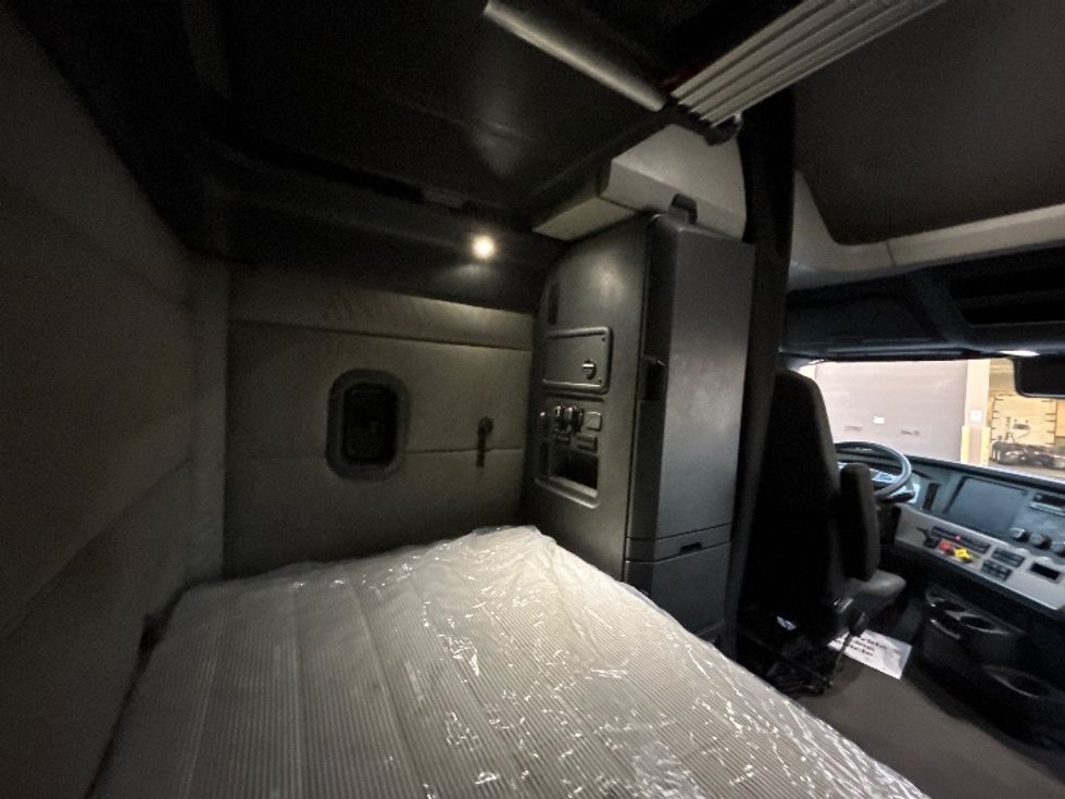 Sleeper Tractor-Heavy Duty Tractors-Freightliner-2020-T12664ST-North Las Vegas-NV-516,816\n\t\tmiles-$ 65,750 - Image 18