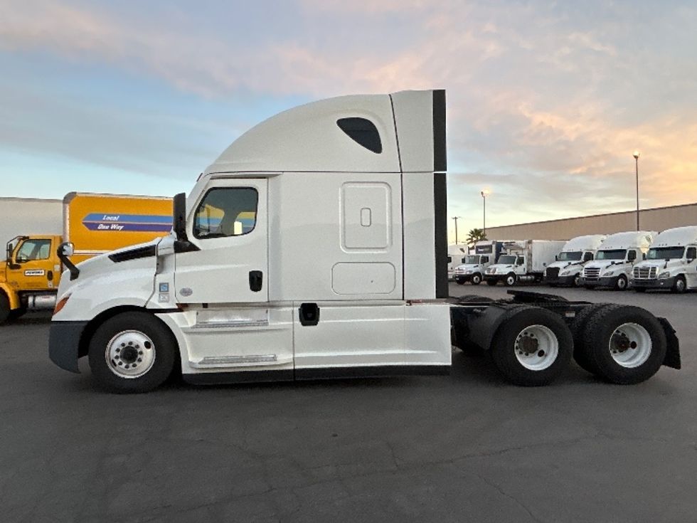 Sleeper Tractor-Heavy Duty Tractors-Freightliner-2020-T12664ST-North Las Vegas-NV-516,816\n\t\tmiles-$ 65,750 - Image 4