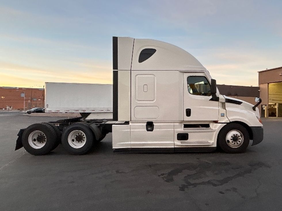 Sleeper Tractor-Heavy Duty Tractors-Freightliner-2020-T12664ST-North Las Vegas-NV-516,816\n\t\tmiles-$ 65,750 - Image 8