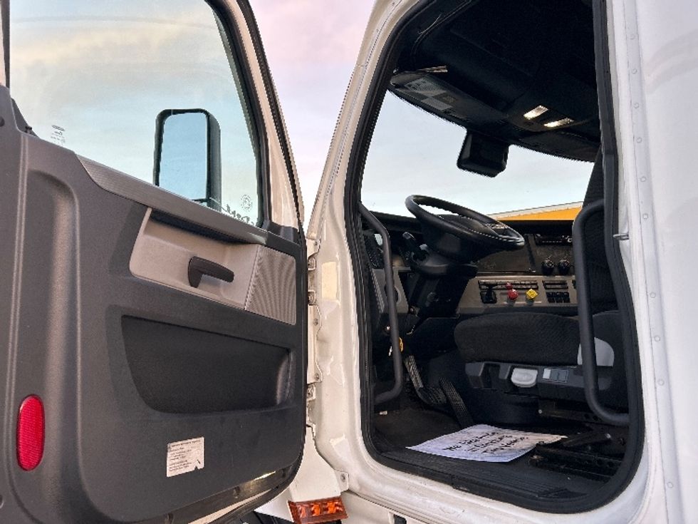 Sleeper Tractor-Heavy Duty Tractors-Freightliner-2020-T12664ST-North Las Vegas-NV-516,816\n\t\tmiles-$ 65,750 - Image 9