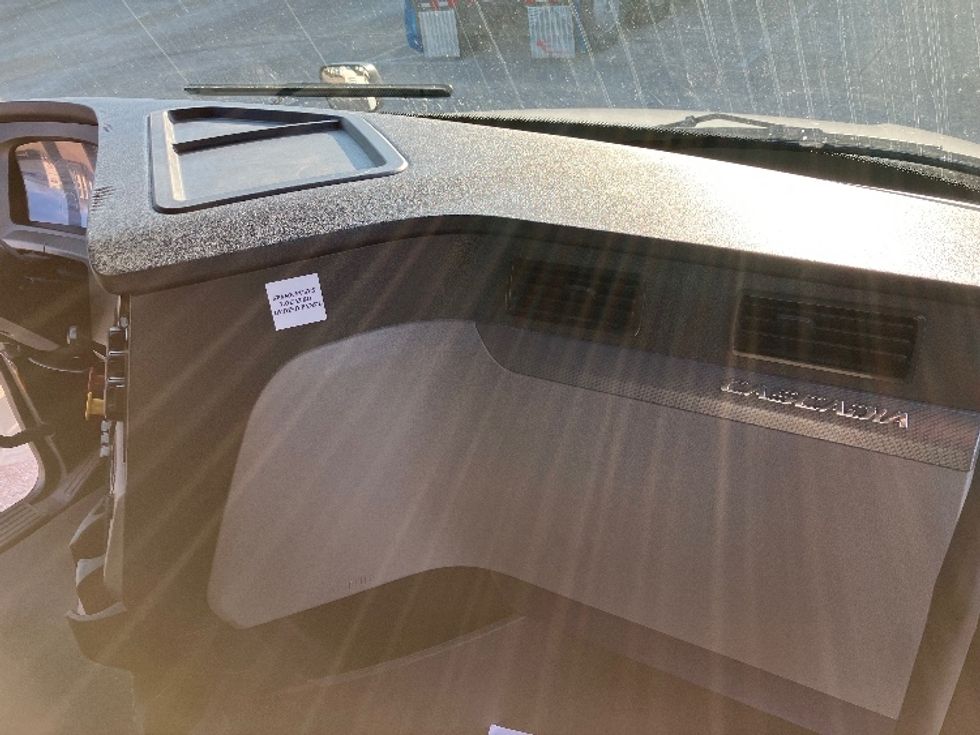 Sleeper Tractor-Heavy Duty Tractors-Freightliner-2020-T12664ST-North Las Vegas-NV-596,832\n\t\tmiles-$ 59,500 - Image 11