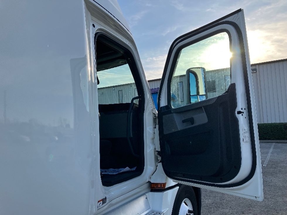 Sleeper Tractor-Heavy Duty Tractors-Freightliner-2020-T12664ST-North Las Vegas-NV-596,832\n\t\tmiles-$ 59,500 - Image 12