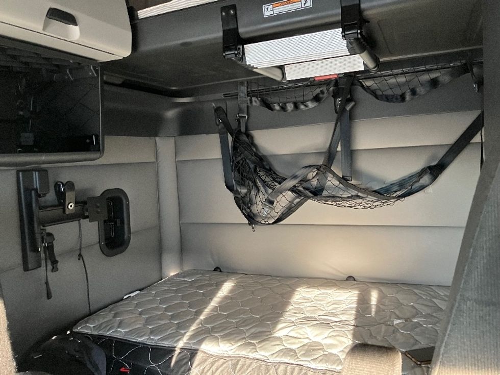 Sleeper Tractor-Heavy Duty Tractors-Freightliner-2020-T12664ST-North Las Vegas-NV-596,832\n\t\tmiles-$ 59,500 - Image 15