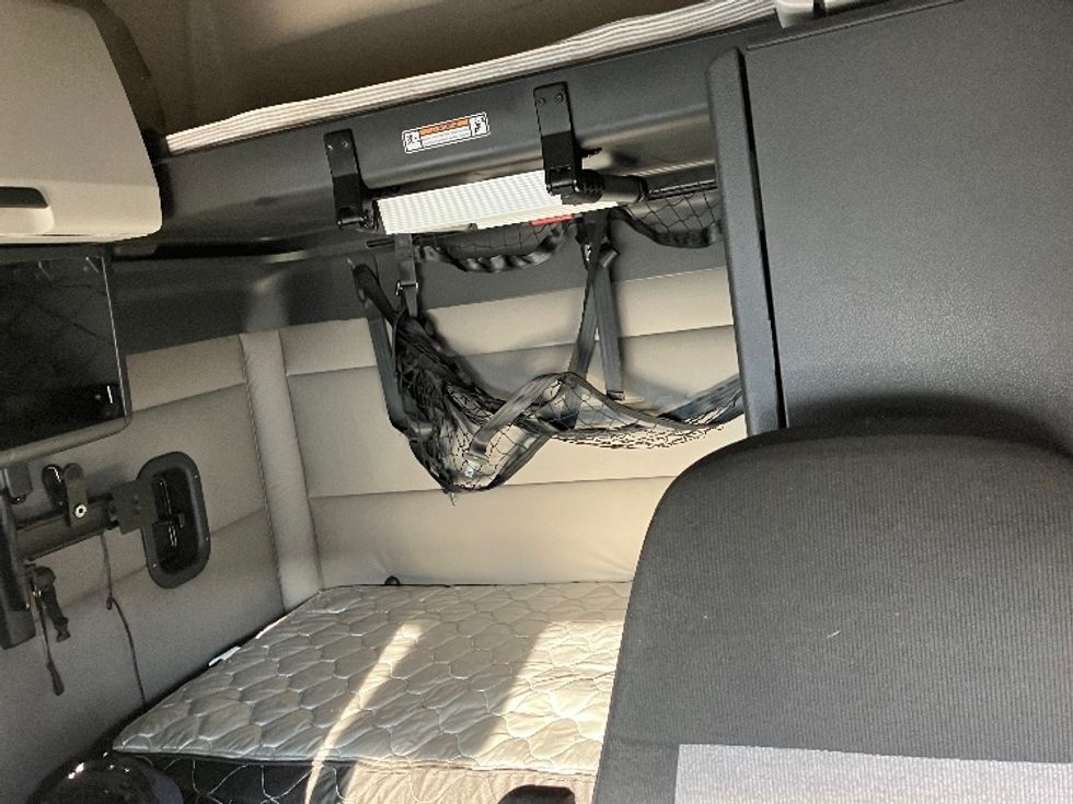 Sleeper Tractor-Heavy Duty Tractors-Freightliner-2020-T12664ST-North Las Vegas-NV-596,832\n\t\tmiles-$ 59,500 - Image 16