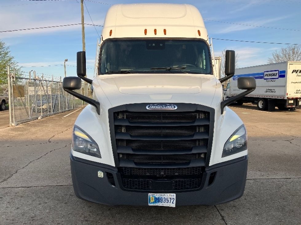 2020 Freightliner Cascadia 126" Sleeper Cab photo 2