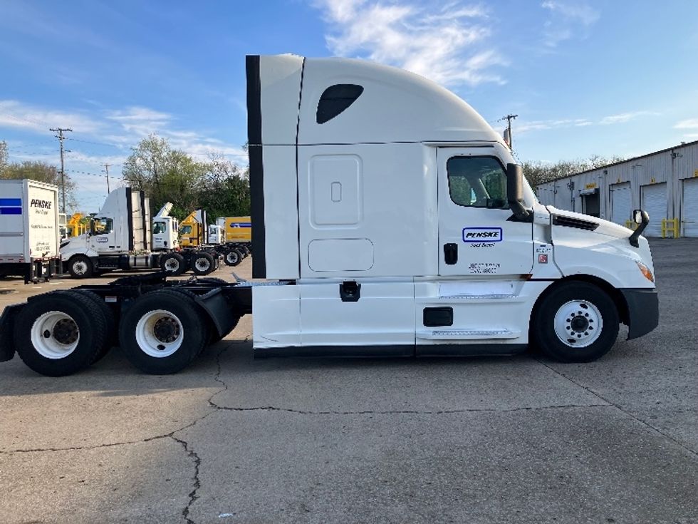 Sleeper Tractor-Heavy Duty Tractors-Freightliner-2020-T12664ST-North Las Vegas-NV-596,832\n\t\tmiles-$ 59,500 - Image 7