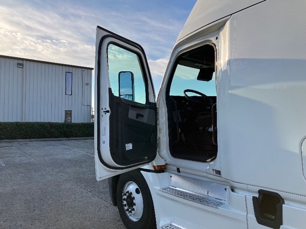 Sleeper Tractor-Heavy Duty Tractors-Freightliner-2020-T12664ST-North Las Vegas-NV-596,832\n\t\tmiles-$ 59,500 - Image 8