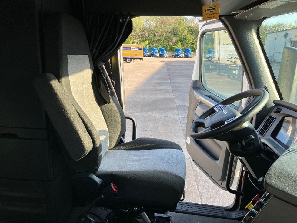 Sleeper Tractor-Heavy Duty Tractors-Freightliner-2020-T12664ST-North Las Vegas-NV-596,832\n\t\tmiles-$ 59,500 - Image 9