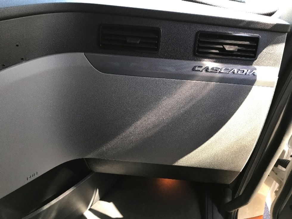 Sleeper Tractor-Heavy Duty Tractors-Freightliner-2020-T12664ST-North Liberty-IA-461,968\n\t\tmiles-$ 61,250 - Image 14