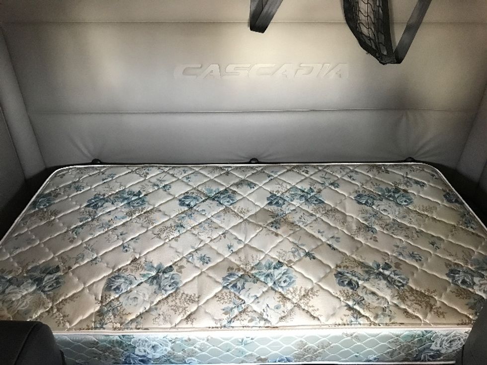 Sleeper Tractor-Heavy Duty Tractors-Freightliner-2020-T12664ST-North Liberty-IA-461,968\n\t\tmiles-$ 61,250 - Image 16