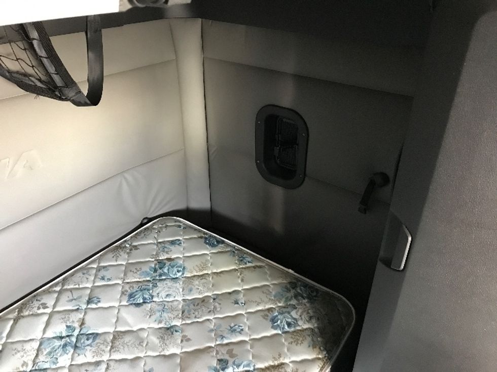 Sleeper Tractor-Heavy Duty Tractors-Freightliner-2020-T12664ST-North Liberty-IA-461,968\n\t\tmiles-$ 61,250 - Image 18