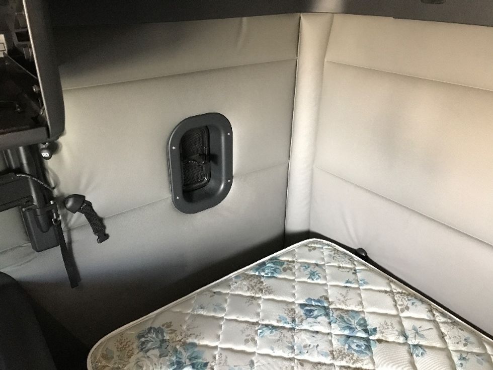 Sleeper Tractor-Heavy Duty Tractors-Freightliner-2020-T12664ST-North Liberty-IA-461,968\n\t\tmiles-$ 61,250 - Image 19