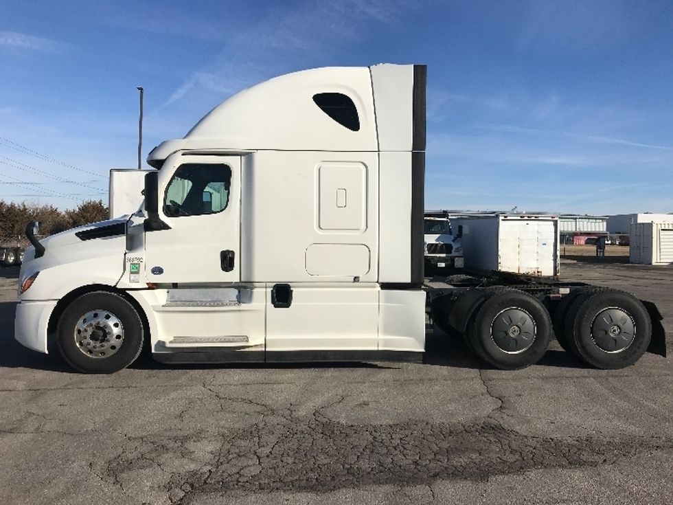 Sleeper Tractor-Heavy Duty Tractors-Freightliner-2020-T12664ST-North Liberty-IA-461,968\n\t\tmiles-$ 61,250 - Image 4