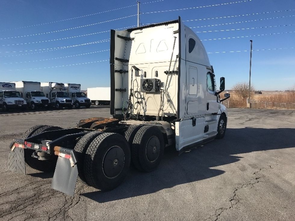 Sleeper Tractor-Heavy Duty Tractors-Freightliner-2020-T12664ST-North Liberty-IA-461,968\n\t\tmiles-$ 61,250 - Image 7