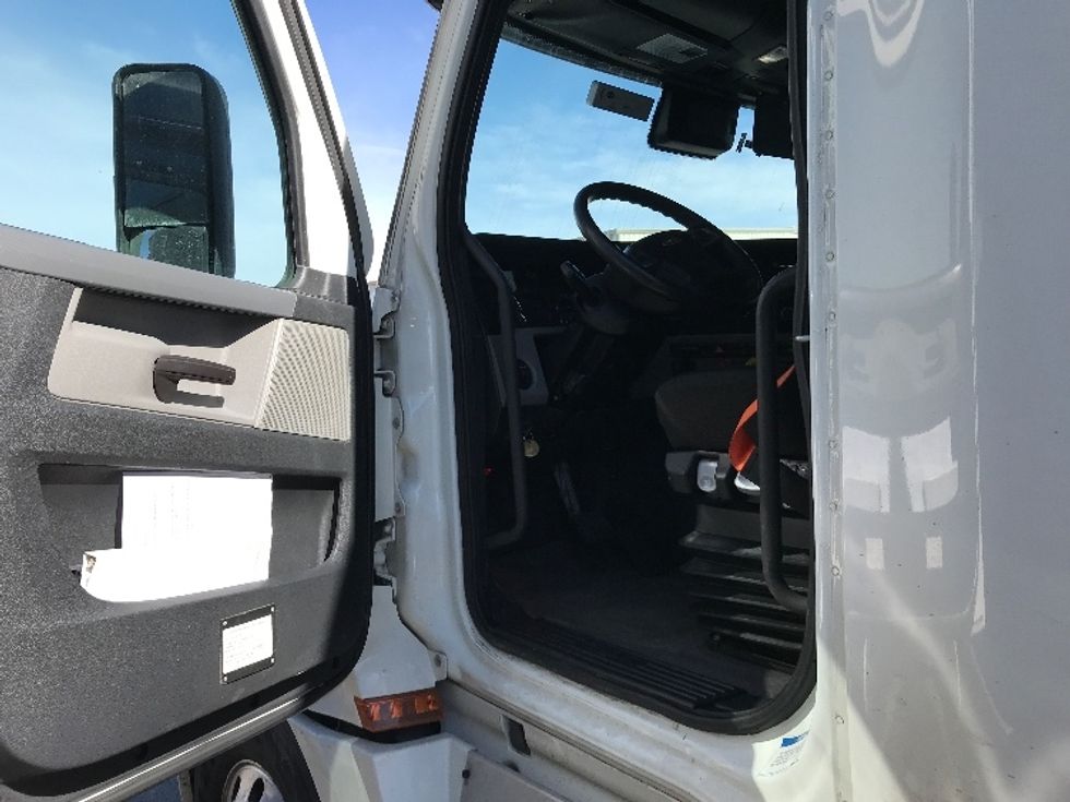 Sleeper Tractor-Heavy Duty Tractors-Freightliner-2020-T12664ST-North Liberty-IA-461,968\n\t\tmiles-$ 61,250 - Image 9