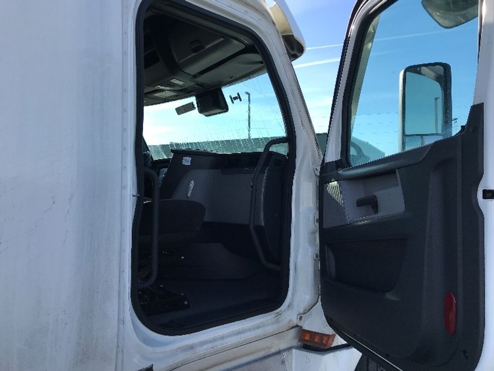 Sleeper Tractor-Heavy Duty Tractors-Freightliner-2020-T12664ST-North Liberty-IA-526,015\n\t\tmiles-$ 57,250 - Image 13