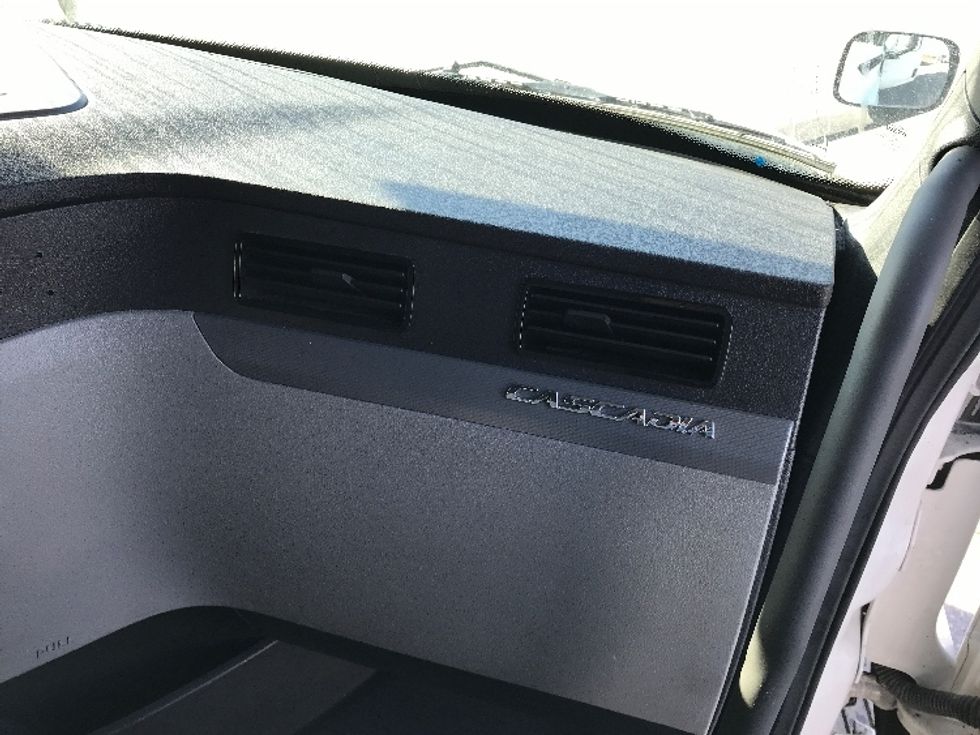 Sleeper Tractor-Heavy Duty Tractors-Freightliner-2020-T12664ST-North Liberty-IA-526,015\n\t\tmiles-$ 57,250 - Image 14