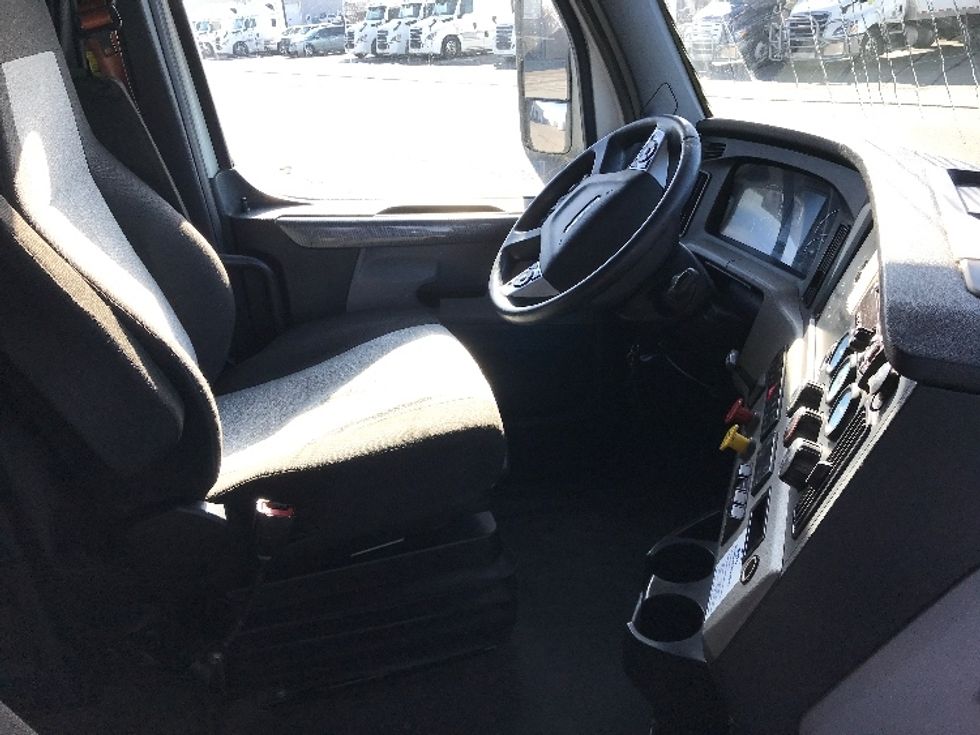 Sleeper Tractor-Heavy Duty Tractors-Freightliner-2020-T12664ST-North Liberty-IA-526,015\n\t\tmiles-$ 57,250 - Image 15