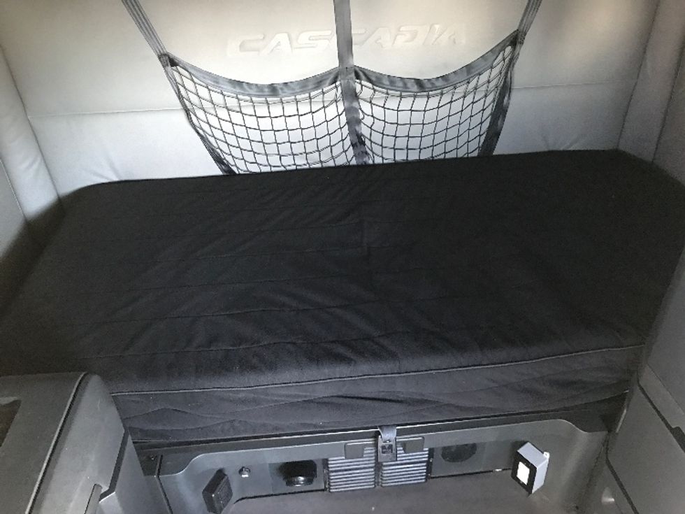 Sleeper Tractor-Heavy Duty Tractors-Freightliner-2020-T12664ST-North Liberty-IA-526,015\n\t\tmiles-$ 57,250 - Image 16