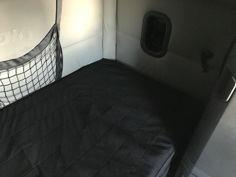 Sleeper Tractor-Heavy Duty Tractors-Freightliner-2020-T12664ST-North Liberty-IA-526,015\n\t\tmiles-$ 57,250 - Image 18